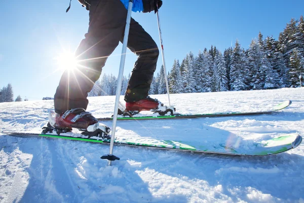 Närbild av man skidåkning — Stockfoto