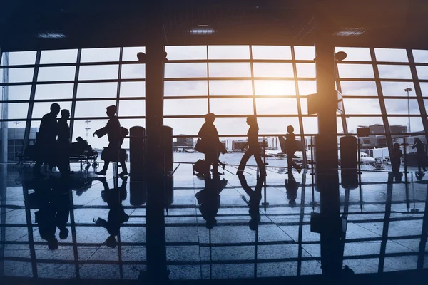 Viajeros caminando en el aeropuerto — Foto de Stock