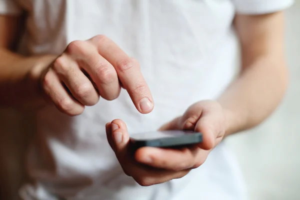 Man med hjälp av smartphone — Stockfoto