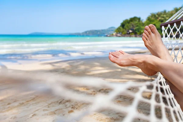 Relaxando em rede na praia — Fotografia de Stock