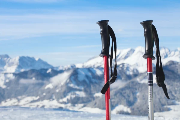 Perto de bastões de esqui — Fotografia de Stock