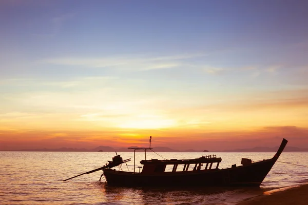 Strand mit Silhouette des Bootes — Stockfoto