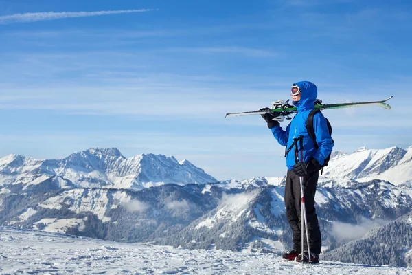 Férfi alpesi hegyek síelés — Stock Fotó
