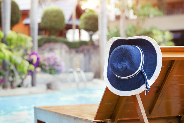 Шляпа висит на деревянном стуле
