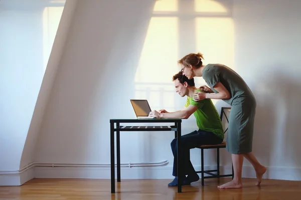 Couple looking at the laptop — Stock Photo, Image