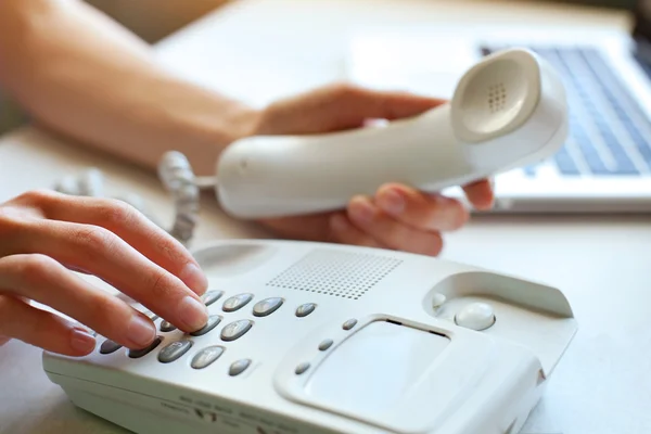 Mãos segurando telefone — Fotografia de Stock