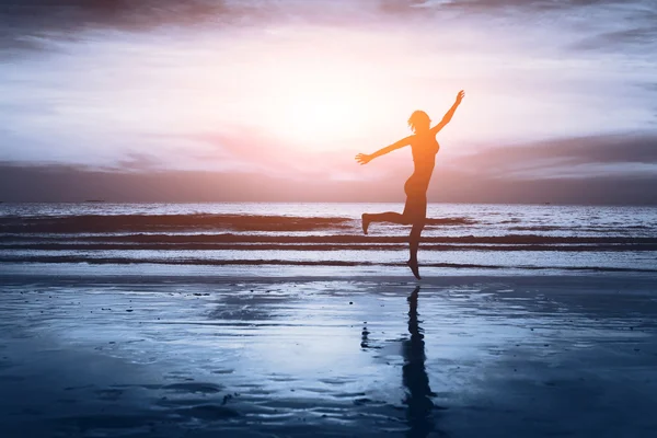 Unbeschwerte Frau am Strand — Stockfoto