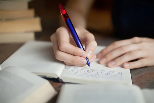 Dziecko pisze na notatnik — Zdjęcie stockowe