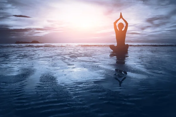 Mujer practicando yoga — Foto de Stock