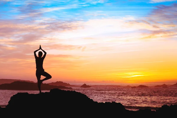 Vrouw die yoga beoefent — Stockfoto