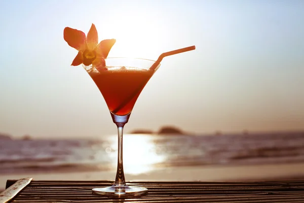 Cocktail with flower on the beach — Stock Photo, Image