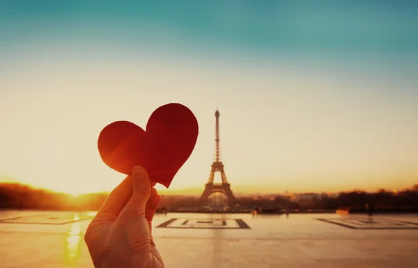 Eiffel tower and paper heart — Stock Photo, Image