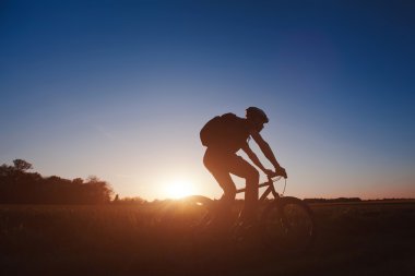 adam Bisikletin üstünde silüeti