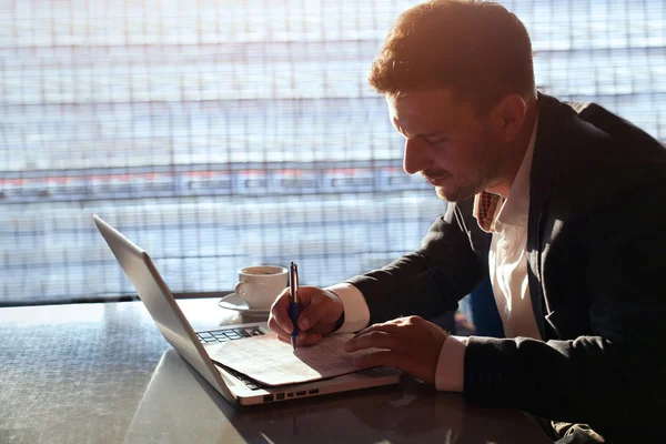 Homem que trabalha no escritório — Fotografia de Stock