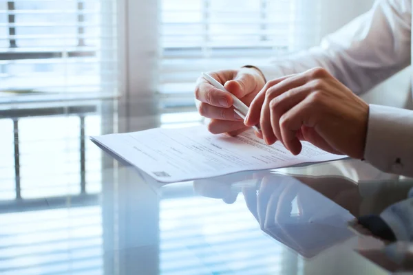 Business man signing contract — Stock Photo, Image