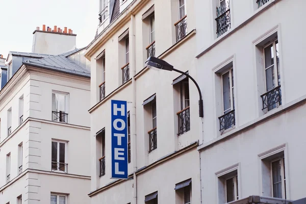 Banner del hotel en el edificio — Foto de Stock