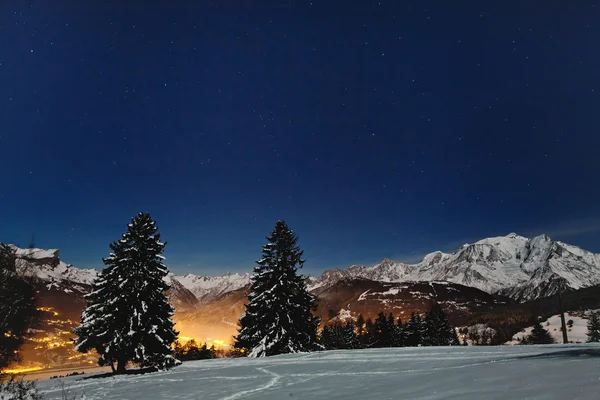 Montañas y cielo nocturno —  Fotos de Stock