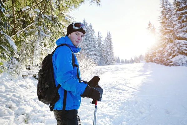 Esquiador na floresta de inverno — Fotografia de Stock