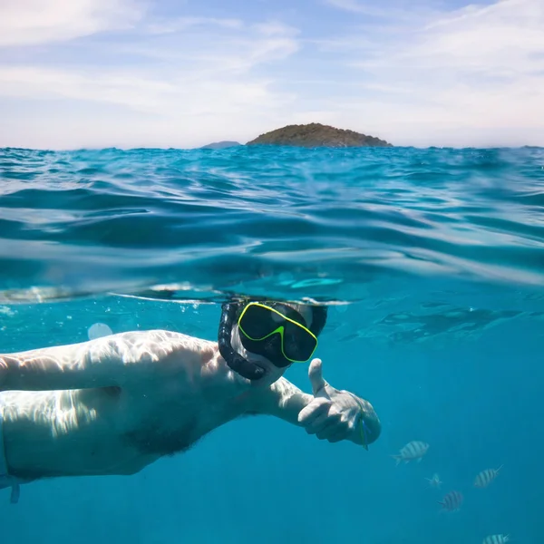 Joven snorkel — Foto de Stock