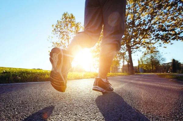 Voeten voor runner bij zonsondergang — Stockfoto