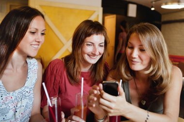 akıllı telefon fotoğraflarına bakmaktan arkadaşlar