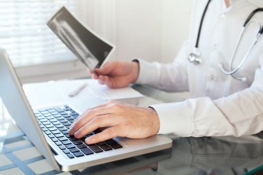 Tipik erkek doktor eller