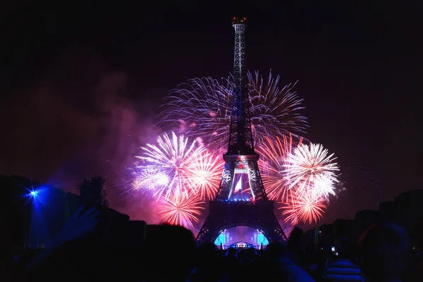 Ohňostroj na Eiffelovu věž v den pádu Bastily — Stock fotografie