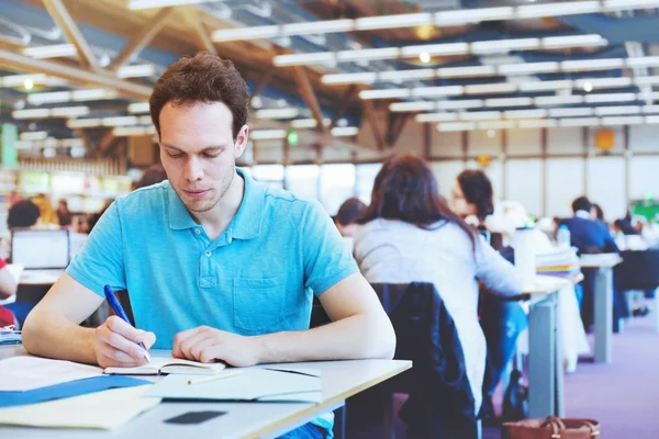 Student i offentligt bibliotek — Stockfoto