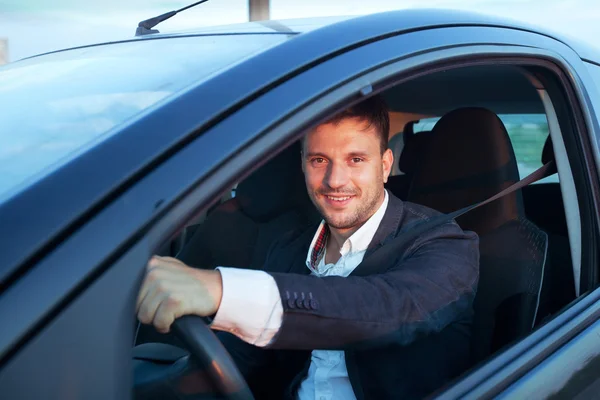 Sorrindo homem dirigindo carro — Fotografia de Stock