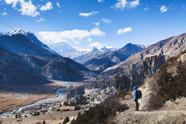 Nepal'de trekking adam — Stok fotoğraf