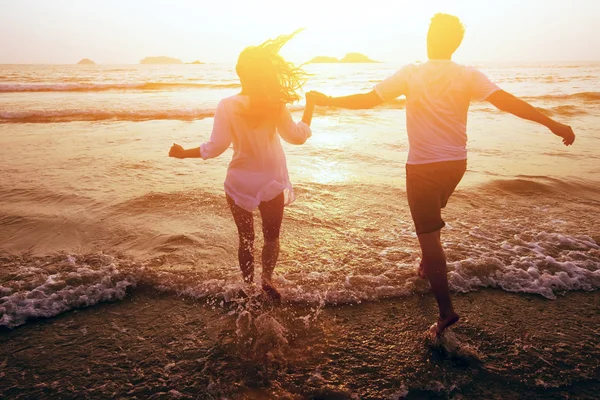 Coppia felice sulla spiaggia — Foto Stock