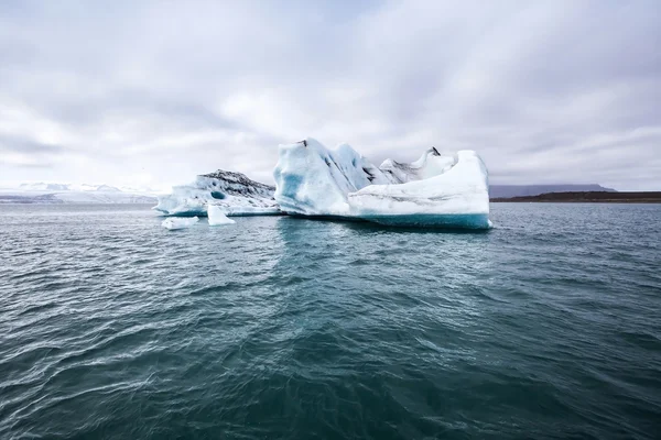 Iceberg derretendo na água — Fotografia de Stock