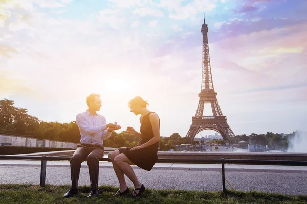 Proposal at Eiffel Tower in Paris — Stock Photo, Image