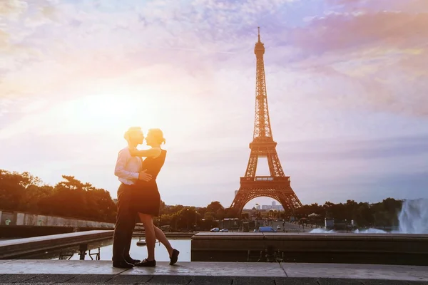 Pareja cariñosa en Paris —  Fotos de Stock