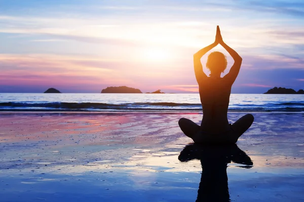 Mulher meditando na praia — Fotografia de Stock