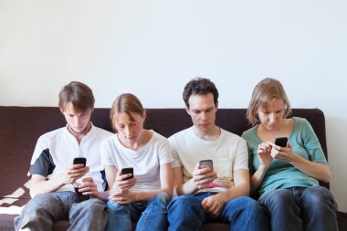 Genç insanlar akıllı telefonlar arıyorum