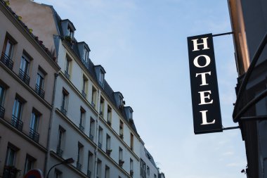Hotel işaret üstünde bina