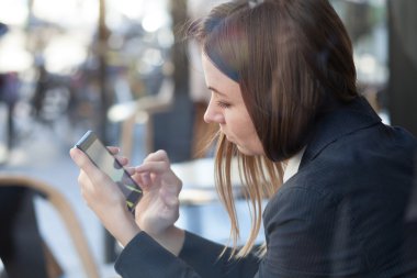 Smartphone kullanarak iş kadını