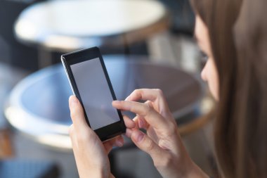 Akıllı telefon tutan kadın