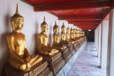 Budist manastırda Buda heykelleri