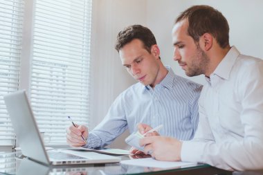 projede çalışan iş adamları