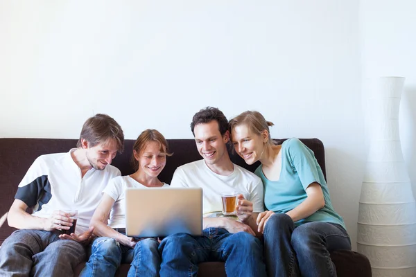 Amigos assistindo vídeo e sorrindo — Fotografia de Stock