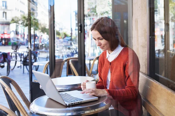 Vrouw met laptop in café — Stockfoto