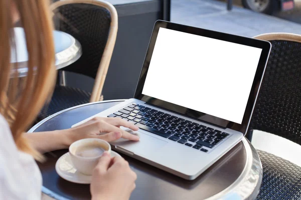 Kobieta korzystająca z laptopa w kawiarni — Zdjęcie stockowe