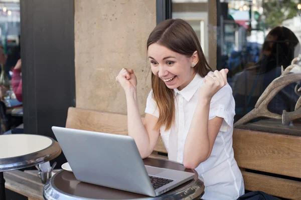 Feliz joven mujer de negocios —  Fotos de Stock