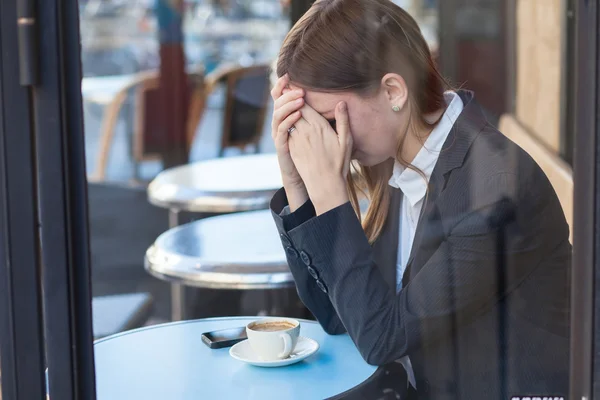 Donna che piange nel caffè — Foto Stock