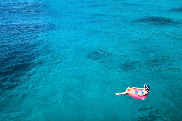 Mujer en bikini disfrutando del mar turquesa — Foto de Stock