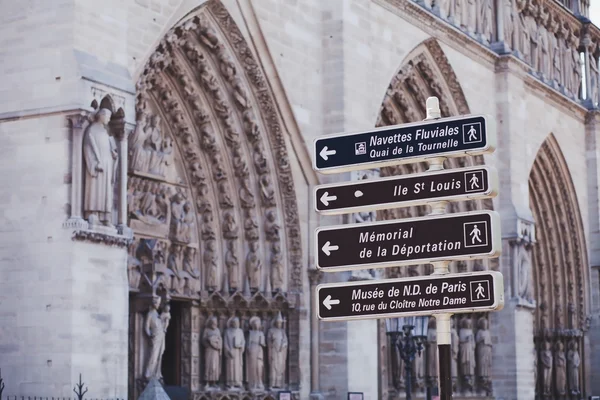 Směr znamení poblíž Notre Dame — Stock fotografie