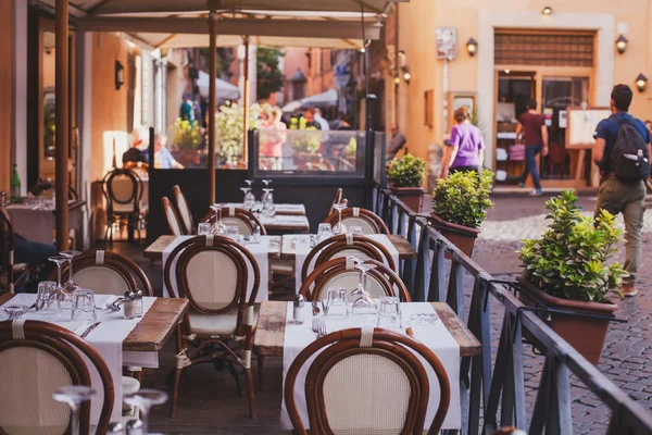 Restaurante con terraza abierta en Roma — Foto de Stock