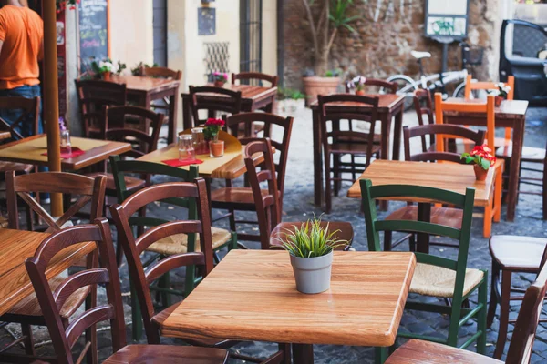 Столы и стулья в уличном кафе — стоковое фото